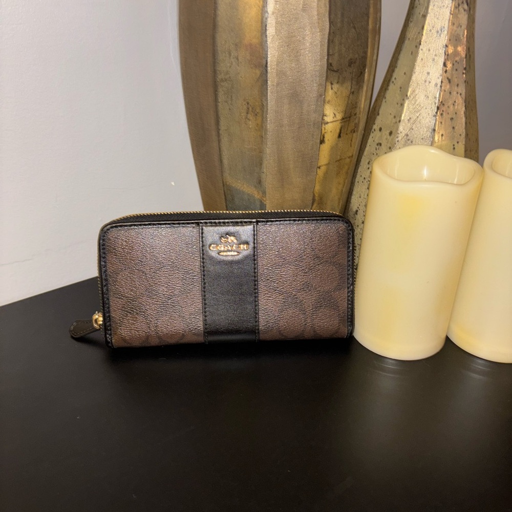 Pre-loved Excellent Condition- Coach Signature Brown and Black Zip Wallet